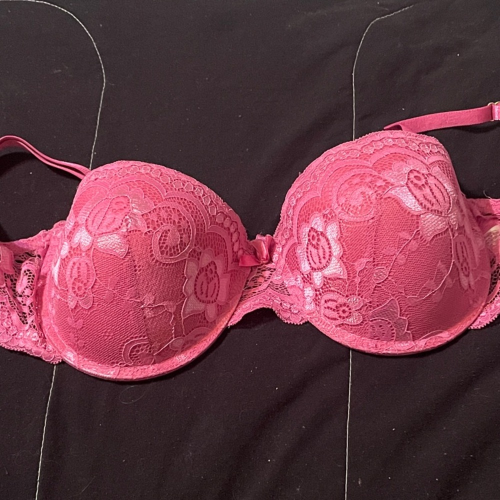 Chic Lace Underwire Bra in Vibrant Pink